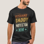 アメリカンカモフラージュ ハズバンド ダディ プロテクター ヒーロー 父の日 Tシャツ (正面)