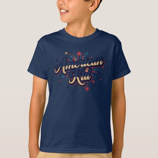 アメリカンキッド | 愛国心あふれる若者とアメリカへの誇りデザイン Tシャツ (正面)