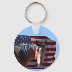 アメリカンクオーターホースとフラグ – 愛国的 キーホルダー