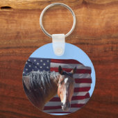 アメリカンクオーターホースとフラグ – 愛国的 キーホルダー (正面)