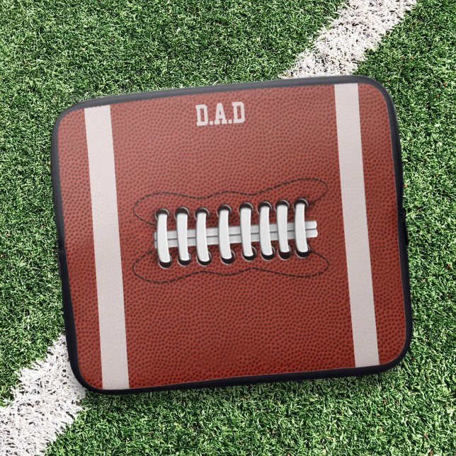アメリカンサッカーファンモノグラムラップトップスリーブ ラップトップスリーブ (Add your initials to this American football ball inspired laptop sleeve)