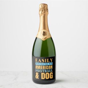アメリカンフットボールと犬に気を取られる スパークリングワインラベル