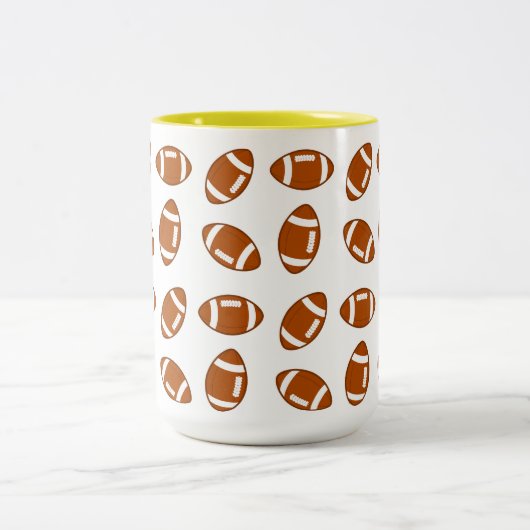 アメリカンフットボールのボールパターン(白) ツートーンマグカップ (中央)