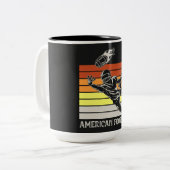 アメリカンフットボールの2トーンコーヒーマグ ツートーンマグカップ (正面左)