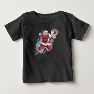 アメリカンフットボールをプレーするサンタクロース クリスマス ベビーTシャツ
