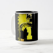 アメリカンフットボール選手と黄色と黒のCa ツートーンマグカップ (正面左)