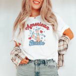 アメリカンブライド7月4日女性のカーボーイバチェロレッテ Tシャツ<br><div class="desc">私たち祝の「アメリカの花嫁」の7月4日女性のカーボーイTシャツとスタイルのバチェロレッテ!赤、白、青のアクセントを持つおもしろい女性のカーボーイテーマを備えた愛国の花嫁にぴったりのシャツ。あなたはロデオに当たっても、単にフェスティバルお祝いを楽しむだけでも、このTシャツは目立つように設計されている。素材で作高品質られた、それはあなたのバチェロレッテ冒険のための心地よいと耐久性を提供する。このアイキャッチTシャツで独立心とおもしろいユニークの精神を受け入れる！</div>