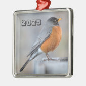 アメリカンロビンがフェンスのポスト冬の日に立つ メタルオーナメント (左)