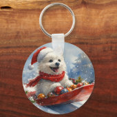 アメリカン・エスキモー犬がそりで雪遊び クリスマスの雪が降るよ キーホルダー (正面)