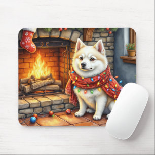 アメリカン・エスキモー犬とクリスマスのライトが輝く暖炉 マウスパッド