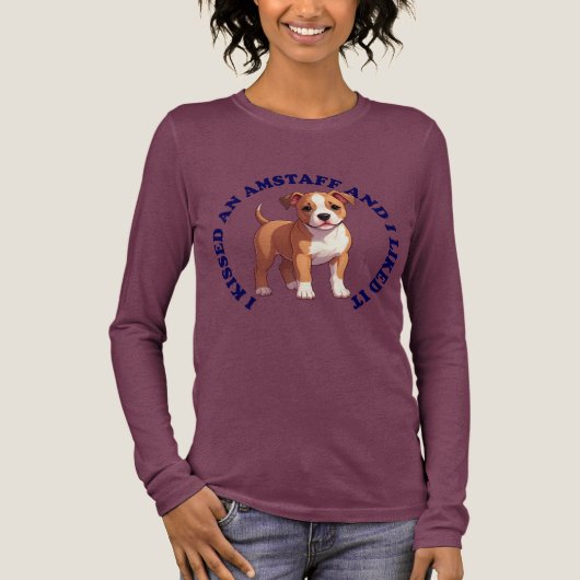 アメリカン・スタッフィーの子犬にキスをした トライブレンドTシャツ (正面)