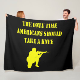アメリカ人がひざまずくのは時間だけだ フリースブランケット