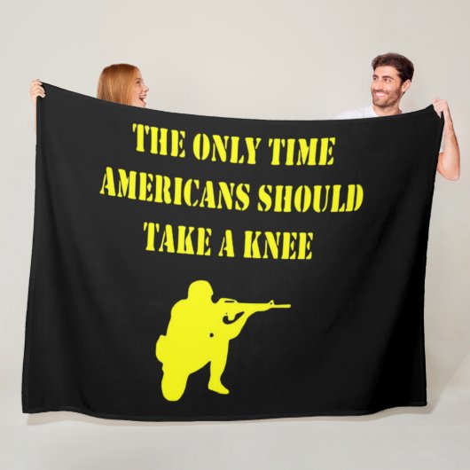 アメリカ人がひざまずくのは時間だけだ フリースブランケット (インサイチュ)