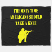 アメリカ人がひざまずくのは時間だけだ フリースブランケット (正面(横))