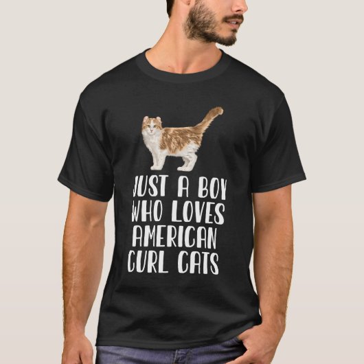アメリカ人が猫をカールするのが大好きな少年 Tシャツ (正面)