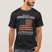 アメリカ人であることは特権である Tシャツ (正面)