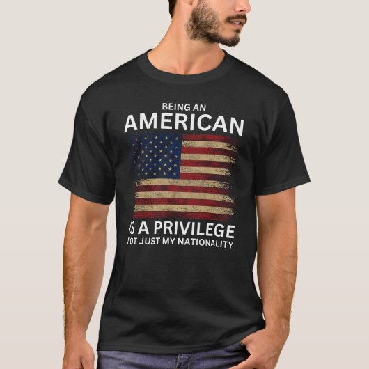 アメリカ人であることは特権である Tシャツ (正面)