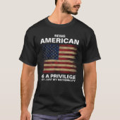 アメリカ人であることは特権（パーソナライズ）である Tシャツ (正面)