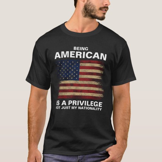 アメリカ人であることは特権（パーソナライズ）である Tシャツ (正面)