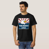 アメリカ人のパパが誇りに思うハクトウワシの旗 Tシャツ (正面フル)