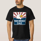 アメリカ人のパパが誇りに思うハクトウワシの旗 Tシャツ (正面)