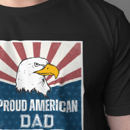 アメリカ人のパパが誇りに思うハクトウワシの旗 Tシャツ