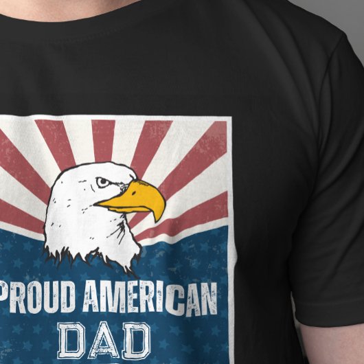 アメリカ人のパパが誇りに思うハクトウワシの旗 Tシャツ