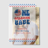 アメリカ人の一人の赤ちゃん7月の最初の誕生日パーティー4th ベラム紙招待状 (オフセット (カップル))