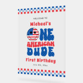 アメリカ人の男の子が7月の最初の誕生日パーティーの4th アクリルサイン (傾斜)