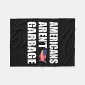 アメリカ人はゴミ捨てトランプ2024Tee Trump Suppではない フリースブランケット (正面(横))