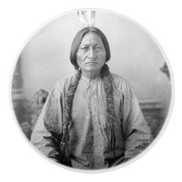 アメリカ先住民のアイコン: ラコタ族の指導者シッティング・ブル セラミックノブ