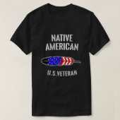 アメリカ先住民のアメリカの英雄に敬礼するアメリカ退役軍人He Tシャツ (デザイン正面)