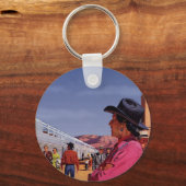 アメリカ先住民のネイティブアメリカンが駅にいるビンテージ写真 キーホルダー (正面)