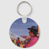 アメリカ先住民のネイティブアメリカン インド人が列車の駅にいる キーホルダー (裏面)