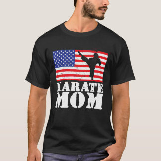 アメリカ動揺して国旗の空手ママ女性 Tシャツ