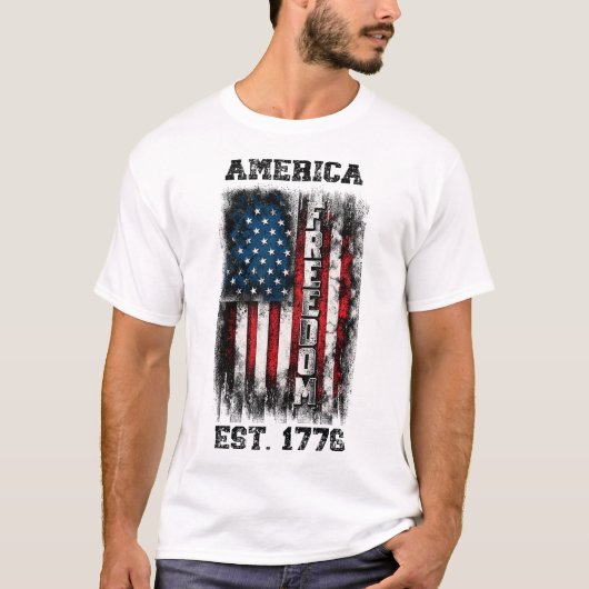 アメリカ動揺して国旗の自由Est 1776 Tシャツ (正面)