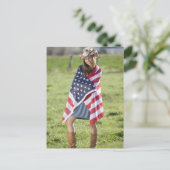アメリカ包まれた国旗の美しい女性のカーボーイ ポストカード (スタンド正面)