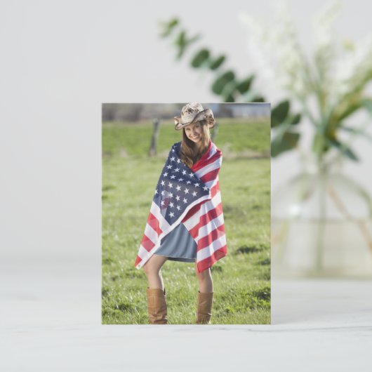 アメリカ包まれた国旗の美しい女性のカーボーイ ポストカード (スタンド正面)