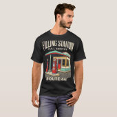 アメリカ古き良き道端の風景 レトロなガソリンスタンド 7 Tシャツ (正面フル)