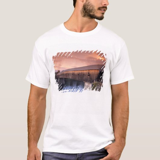 アメリカ合衆国で最も長い屋根付き橋 Tシャツ (正面)