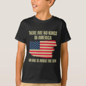 アメリカ合衆国で王は存在しないアメリカ国旗トランプ202 Tシャツ (正面)