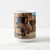 アメリカ合衆国のワイルドウェストのカウボーイと馬 コーヒーマグカップ (中央)