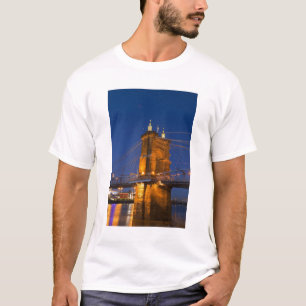 アメリカ合衆国オハイオ州シンシナティの黄昏時のスカイライン Tシャツ