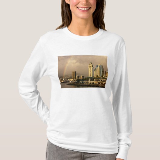 アメリカ合衆国ハワイ州ホノルルに架かる虹 2 Tシャツ (正面)