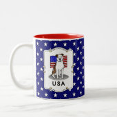 アメリカ合衆国国旗のピットブル(リットブリンドルホワイト3) ツートーンマグカップ (左)