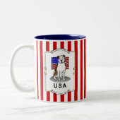 アメリカ合衆国国旗のピットブル(リットブリンドルホワイト3) ツートーンマグカップ (左)