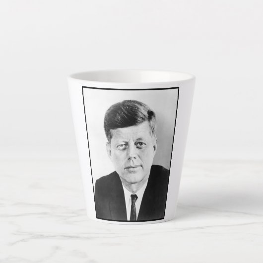 アメリカ合衆国第35代大統領ジョン・F・ケネディの大統領写真 カフェラテマグ (正面)