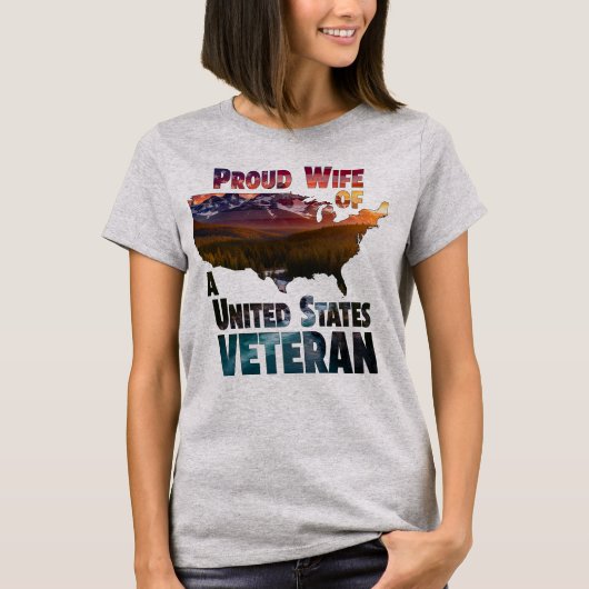 アメリカ合衆国退役軍人の妻であることを誇りに Tシャツ (正面)