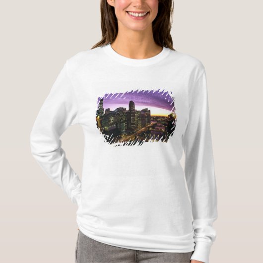 アメリカ合衆国 イリノイ州 シカゴ。シカゴのスカイラインと川 Tシャツ (正面)