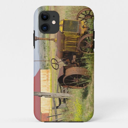 アメリカ合衆国、オレゴン州、シャニコ。錆びたビンテージトラクターが Case-Mate iPhoneケース (裏面)